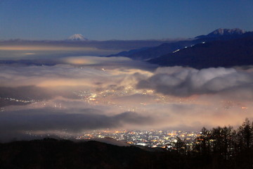 夜明けの富士山と雲海、長野県岡谷市高ボッチ高原にて