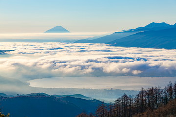 富士山と雲海、長野県岡谷市高ボッチ高原から諏訪湖を見下ろす