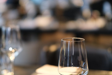 close up empty drinking glass on in restaurant at night. bokeh background