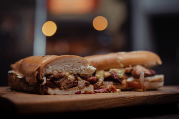 Foto de comida rapida donde se aprecian distintos tipos de carnes