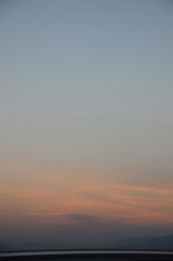 地平線に沈むきれいな夕日