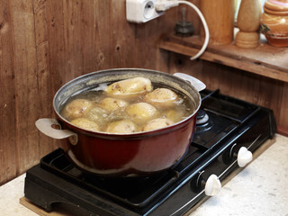Cooking unpeeled potato on electric stove