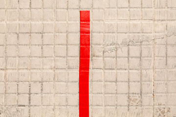 Striscia rossa su marciapiede