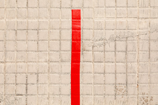Striscia rossa su marciapiede