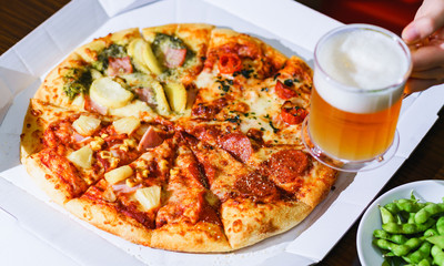 デリバリー　宅配　ピザ　テイクアウト　イタリアン　ビール　枝豆　グルメ　コロナ　外出自粛