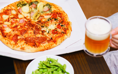 デリバリー　宅配　ピザ　テイクアウト　イタリアン　ビール　枝豆　グルメ　コロナ　外出自粛