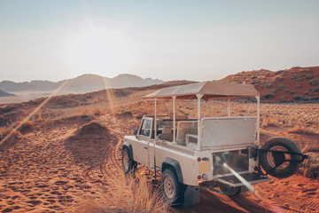 Sonnenuntergang hinter den Sanddünen in der Wüste Namib (Namibia) inkl. Safari Jeep 