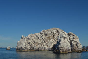 Fototapeta na wymiar Roca en el mar