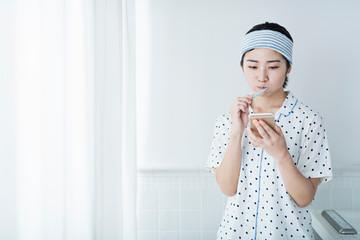 女性　歯磨き スマホ