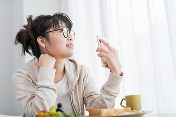 女性　朝食　スマホ