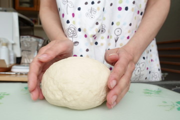 自宅でパン作り。生地を捏ねてまとめるところ。