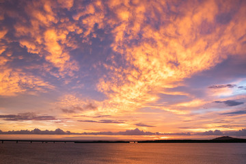 沖縄県 宮古島 西平安名崎からの池間大橋と朝焼けの空