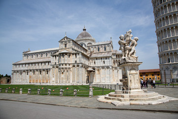 Fototapeta na wymiar Pisa Piazza Miracoli ohne Touristen