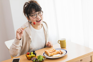 女性　朝食　食べる