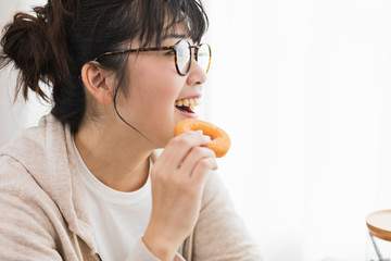 女性　おやつ　食べる