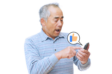 スマートフォンでいいねボタンを押す男性