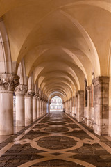 Arkaden am Dogenpalast in Venedig