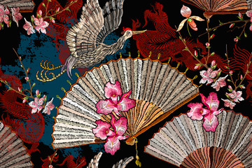 Oiseau grue, éventail, soleil rouge levant et fleurs de sakura. Japon art. Modèle sans couture horizontale asiatique. Style japonais et chinois. Modèle ethnique pour les vêtements. Art oriental de la mode