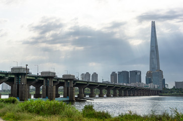 Obraz premium Panorama view of Jamsil Bridge across Han river with Lotte world tower on the background.
