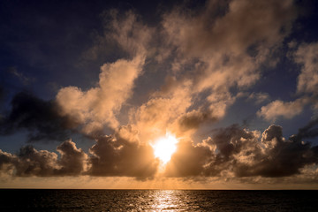 Fototapeta na wymiar 来間島の長間浜の美しい夕日