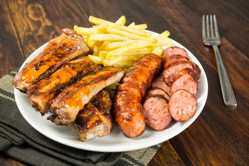 Costillas y chorizos criollos