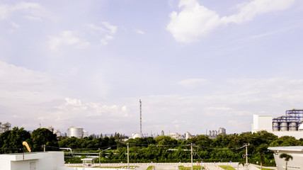 Obraz premium Industrial factory plant with empty space sky background