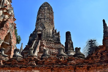 The old stupa and broken buddha statues at Ayutthaya.