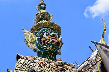 Fototapeta na wymiar The statue at Wat Phra Kaew.