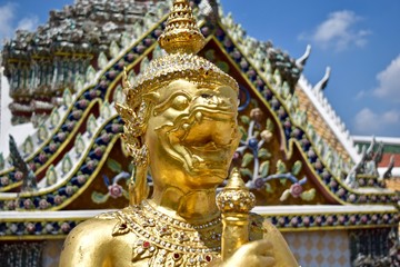 Fototapeta premium Golden statue at Wat Phra Kaew.
