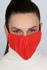 Jeune femme portant un masque grand public pour se protéger des virus