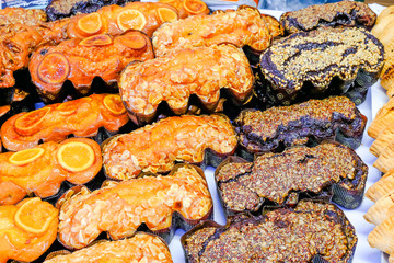 Selling fruit cupcakes in the market