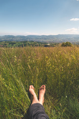pieds nus dans les herbes hautes