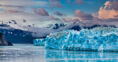 Hubbard Glacier in Alaska under Cloudy Skies - obrazy, fototapety, plakaty