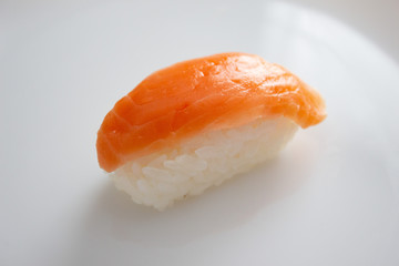 サーモン寿司（トラウトサーモン、つまりニジマス）