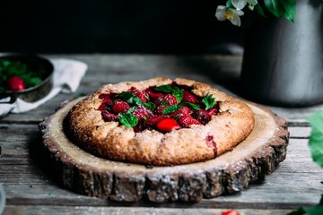 Shortcrust tart with strawberries and mint
