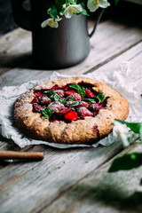 Shortcrust tart with strawberries and mint