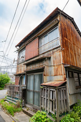 Fototapeta na wymiar 東京の住宅密集地・古い家