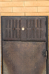 Türchen von einem Kachelofen zum Kamin