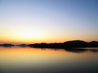 日本の田舎の風景　12月　川辺の夕景グラデーション　水鏡
