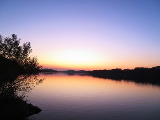 日本の田舎の風景　12月　川辺の夕景グラデーション　水鏡