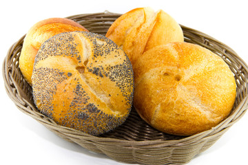Frisch gebackene Brötchen im Brotkorb