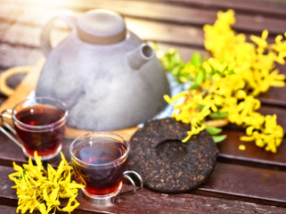 Obraz na płótnie Canvas Pu-erh tea in a cup on a sunny day