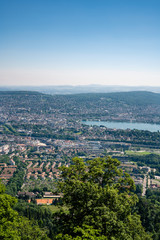 Fototapeta na wymiar Vistas panoramicas desde la cima del monte Uetliberg en Zurich Suiza