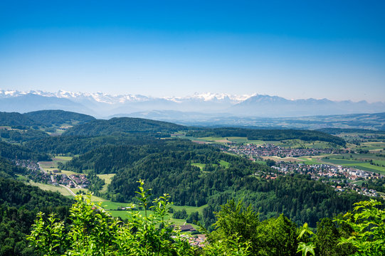 Vistas panoramicas desde la cima del monte Uetliberg en Zurich Suiza