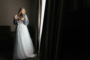 Bride trying on her wedding dress i n the morning