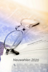 Fototapeta na wymiar Neuwahlen - Symbolfoto mit Brille auf Zeitung