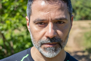 Ritratto di un uomo sportivo con la barba bianca