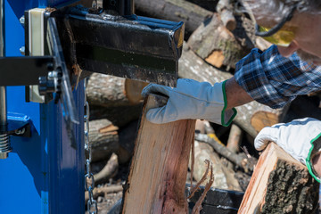Spacca legna meccanico al lavoro