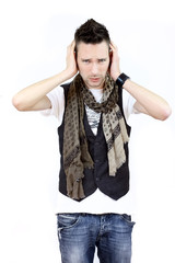 Homme se bouchant les oreilles pour ne pas entendre