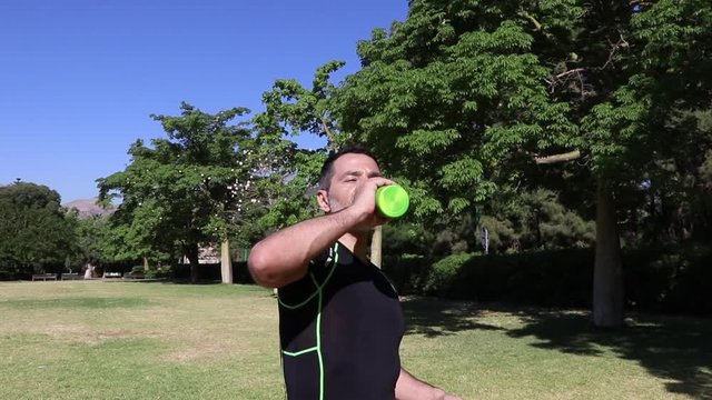 Uomo sportivo si disseta dopo gli esercizi fisici